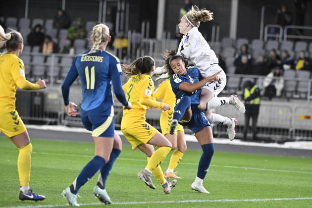 KAUNAS, LITAUEN 20261009 Sveriges Felicia Schröder i närkamp med Litauens malvakt Meda Å eÅ¡kutÄ— under fredagens fotbollsmatch, VM-playoff, mellan Litauen och Sverige pa Dariaus ir GirÃ no stadionas.