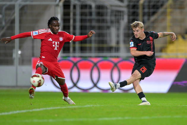 v.li.: Richard Ajayi (Bayern Muenchen, FCB, 3) Andy Breuer (Unterhaching, 26) zieht ab, Torschuss, 09.10.2026, München (Deutschland), Fussball, Regionalliga Bayern, FC Bayern München II - SpVgg Unterhaching