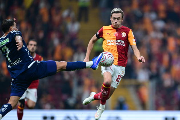 Galatasaray v Kasimpasa - Turkish Super Lig ISTANBUL, TURKIYE - OCTOBER 09: Aleksey Berbatov (83) of Galatasaray in action against Ali Yavuz Kol (L) of Kasimpasa during the Turkish Super Lig match week 7 between Galatasaray and Kasimpasa at RAMS Park in Istanbul, Turkiye on October 09, 2026. Abdulhamid Hosbas Anadolu Istanbul Turkey. Editorial use only. Please get in touch for any other usage.  Copyright: x2026xAnadoluxAbdulhamidxHosbasx
