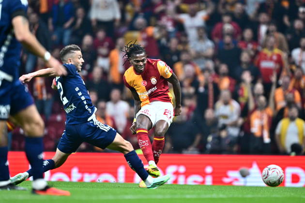 Galatasaray v Kasimpasa - Turkish Super Lig ISTANBUL, TURKIYE - OCTOBER 09: Rafael Leao (27) of Galatasaray in action against Claudio Winck (2) of Kasimpasa during the Turkish Super Lig match week 7 between Galatasaray and Kasimpasa at RAMS Park in Istanbul, Turkiye on October 09, 2026. Abdulhamid Hosbas Anadolu Istanbul Turkey. Editorial use only. Please get in touch for any other usage.  Copyright: x2026xAnadoluxAbdulhamidxHosbasx