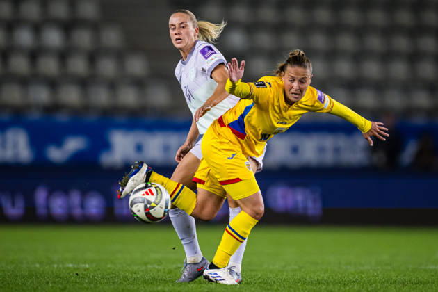 261009 Lisa Naalsund of Norway and Mihaela Ciolacu of Romania during the FIFA Women s World Cup Qualifier football match between Romania and Norway on October 9, 2026 in Bucharest. Photo: Marius Simensen BILDBYRAN COP 238 bbeng dam FIFA World Cup, WM, Weltmeisterschaft, Fussball qualifiers football fotball fotboll landskamp norge norway romania soccer vm kvalik vm-kvalifisering kvinner Copyright: MARIUSxSIMENSEN BB261009BB634