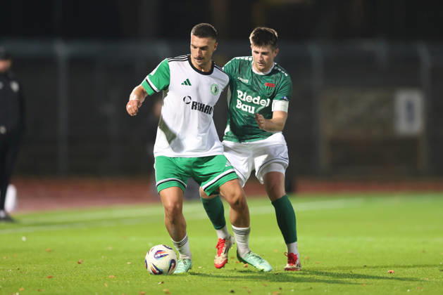 09.10.2026, Herren, Fussball, Saison 2026 2027, Regionalliga Bayern, 13. Spieltag: 1. FC Schweinfurt 1905 - SC Eltersdorf Yannik Jassmann ( 9, SC Eltersdorf) und Kevin Fery ( 15, 1. FC Schweinfurt 1905) Schweinfurt Sachs-Stadion Bayern Deutschland