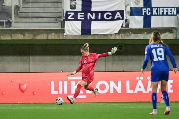 LKS 20261009 Goalkeeper Katriina Talaslahti of FInlland kicks the ball during the women s World Cup European Qualifying play-off round first leg football match between Finland and Serbia in Tampere, Finland, on October 9, 2026, ahead of the 2027 FIFA Women s World Cup. - ANSSI TAKALA Tampere Finland _n-NFUempFI  Copyright: xAnssixTakalax _n-NFUempFI
