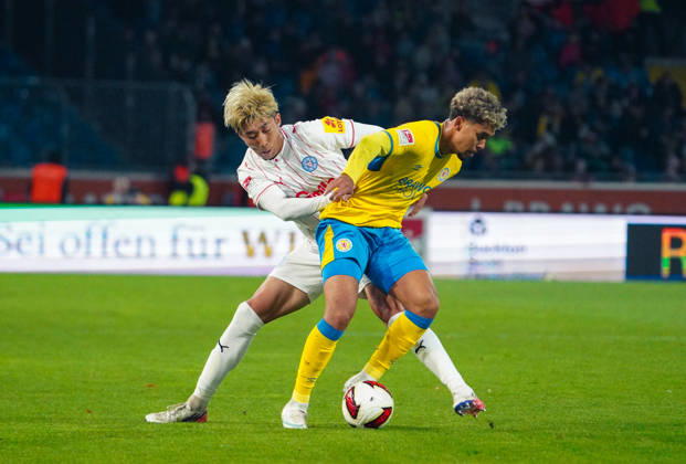Deutschland: Fussball 2. Bundesliga 2026 2027, 7. Spieltag - Eintracht Braunschweig vs Holstein Kiel - Eintracht-Stadion (Braunschweig): im Zweikampf Yann Sturm (Eintracht Braunschweig, 7) Hiroki Sekine (Holstein Kiel, 32) Copyright: xAymanxAlahmedx