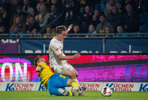Deutschland: Fussball 2. Bundesliga 2026 2027, 7. Spieltag - Eintracht Braunschweig vs Holstein Kiel - Eintracht-Stadion (Braunschweig): im Zweikampf Isidoros Koutsidis (Eintracht Braunschweig, 23) Jonas Therkelsen (Holstein Kiel, 10) Copyright: xAymanxAlahmedx