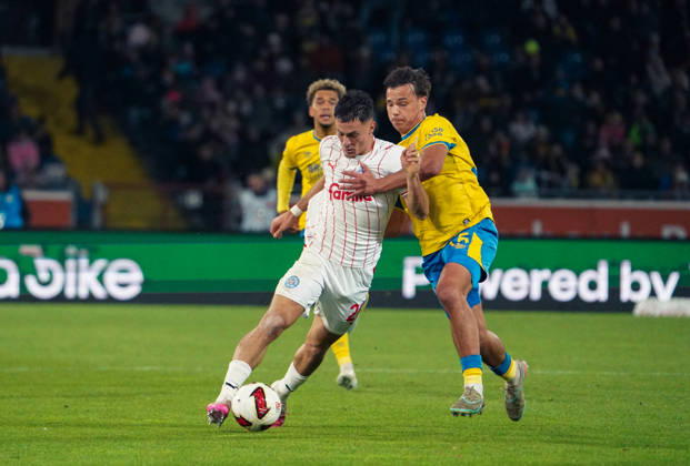 Deutschland: Fussball 2. Bundesliga 2026 2027, 7. Spieltag - Eintracht Braunschweig vs Holstein Kiel - Eintracht-Stadion (Braunschweig): im Zweikampf Adrian Kapralik Adrian Kapralik (Holstein Kiel, 20) Max Marie (Eintracht Braunschweig, 15) Copyright: xAymanxAlahmedx