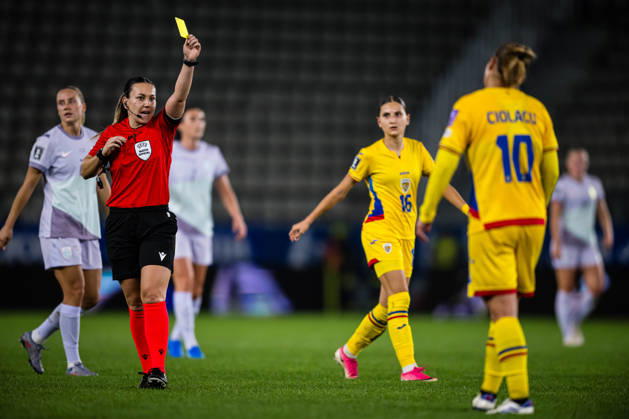 261009 Mihaela Ciolacu of Romania after receiving a yellow card by Emily Heaslip, referee, during the FIFA Women s World Cup Qualifier football match between Romania and Norway on October 9, 2026 in Bucharest. Photo: Marius Simensen BILDBYRAN COP 238 bbeng dam FIFA World Cup, WM, Weltmeisterschaft, Fussball qualifiers football fotball fotboll landskamp norge norway romania soccer vm kvalik vm-kvalifisering kvinner Copyright: MARIUSxSIMENSEN BB261009BB660