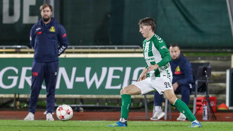 Luca Höcker (SV Werder Bremen II, 26) am Ball, Einzelbild, Ganzkörper, Aktion, Action, Spielszene, 09.10.2026, Bremen (Deutschland), Fussball, Regionalliga Nord, SV Werder Bremen II - SV Atlas Delmenhorst