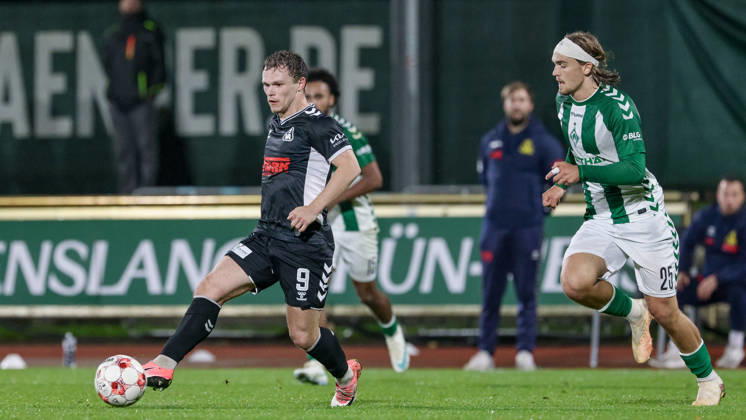 v.li.: Tobias Fagerström (SV Atlas Delmenhorst, 9) und Noah Weißbach (SV Werder Bremen II, 25) im Zweikampf, Duell, Dynamik, Aktion, Action, Spielszene, 09.10.2026, Bremen (Deutschland), Fussball, Regionalliga Nord, SV Werder Bremen II - SV Atlas Delmenhorst