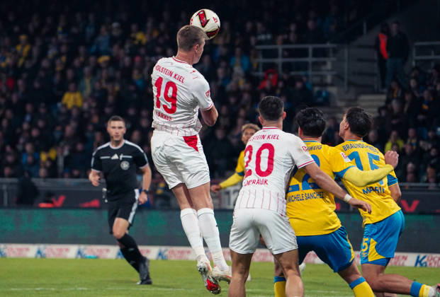 Deutschland: Fussball 2. Bundesliga 2026 2027, 7. Spieltag - Eintracht Braunschweig vs Holstein Kiel - Eintracht-Stadion (Braunschweig): Kopfballduell Phil Harres (Holstein Kiel, 19) Copyright: xAymanxAlahmedx