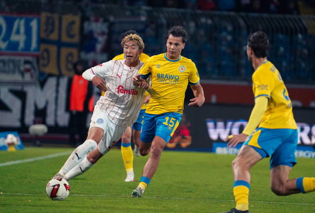 Deutschland: Fussball 2. Bundesliga 2026 2027, 7. Spieltag - Eintracht Braunschweig vs Holstein Kiel - Eintracht-Stadion (Braunschweig): im Zweikampf Hiroki Sekine (Holstein Kiel, 32) Max Marie (Eintracht Braunschweig, 15) Copyright: xAymanxAlahmedx