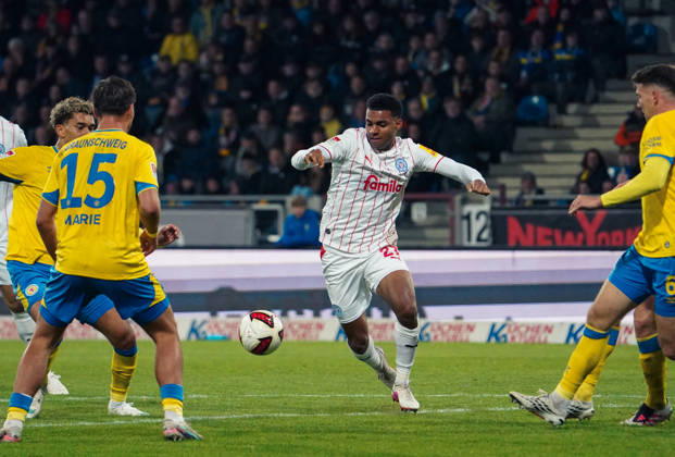 Deutschland: Fussball 2. Bundesliga 2026 2027, 7. Spieltag - Eintracht Braunschweig vs Holstein Kiel - Eintracht-Stadion (Braunschweig): am Ball Ikem Ugoh (Holstein Kiel, 27) Copyright: xAymanxAlahmedx