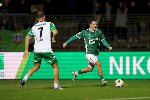 09.10.2026, Herren, Fussball, Saison 2026 2027, Regionalliga Bayern, 13. Spieltag: 1. FC Schweinfurt 1905 - SC Eltersdorf Manfred Strobel ( 7, SC Eltersdorf) und Nils Benedikt Piwernetz ( 19, 1. FC Schweinfurt 1905) Schweinfurt Sachs-Stadion Bayern Deutschland
