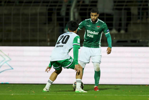 09.10.2026, Herren, Fussball, Saison 2026 2027, Regionalliga Bayern, 13. Spieltag: 1. FC Schweinfurt 1905 - SC Eltersdorf Hiroki Akimoto ( 20, SC Eltersdorf) und Jason Prodanovic ( 17, 1. FC Schweinfurt 1905) Schweinfurt Sachs-Stadion Bayern Deutschland