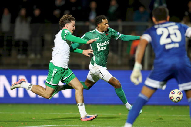 09.10.2026, Herren, Fussball, Saison 2026 2027, Regionalliga Bayern, 13. Spieltag: 1. FC Schweinfurt 1905 - SC Eltersdorf Korbinian Stütz ( 4, SC Eltersdorf) und Michael Dellinger ( 10, 1. FC Schweinfurt 1905) Schweinfurt Sachs-Stadion Bayern Deutschland