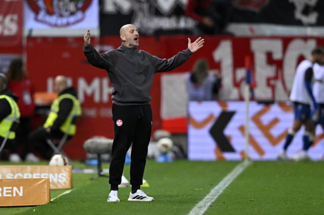 Trainer Torsten Lieberknecht 1. FC Kaiserslautern FCK Gestik Geste sauer 1. FC Heidenheim 1846 FCH vs 1. FC Kaiserslautern 09.10..2026 DFL REGULATIONS PROHIBIT ANY USE OF PHOTOGRAPHS AS IMAGE SEQUENCES AND OR QUASI-VIDEO 1. FC Heidenheim 1846 FCH vs 1. FC Kaiserslautern