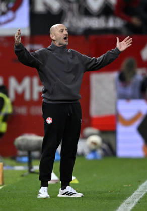 Trainer Torsten Lieberknecht 1. FC Kaiserslautern FCK Gestik Geste sauer 1. FC Heidenheim 1846 FCH vs 1. FC Kaiserslautern 09.10..2026 DFL REGULATIONS PROHIBIT ANY USE OF PHOTOGRAPHS AS IMAGE SEQUENCES AND OR QUASI-VIDEO 1. FC Heidenheim 1846 FCH vs 1. FC Kaiserslautern