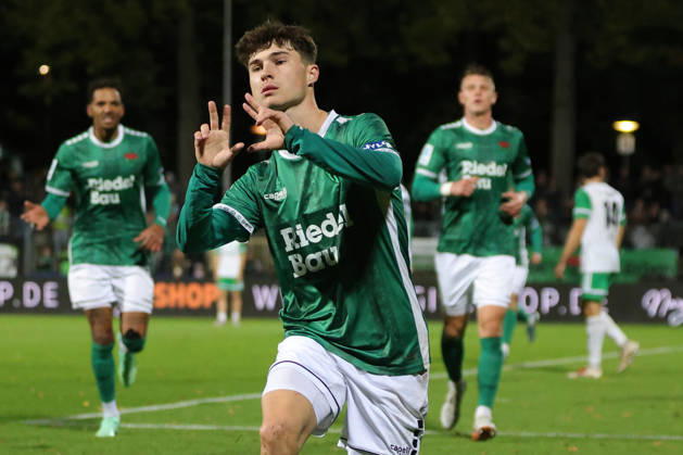 09.10.2026, Fußball, Herren, Regionalliga Bayern, Saison 2026 2027, 13. Spieltag: FC Schweinfurt 05 - SC Eltersdorf Torschütze Lauris Bausenwein (FC Schweinfurt 05, 21) feiert seinen Treffer zum 1:1 Schweinfurt Riedel-Bau-Arena im Sachs-Stadio Bayern Unterfranken Deutschland