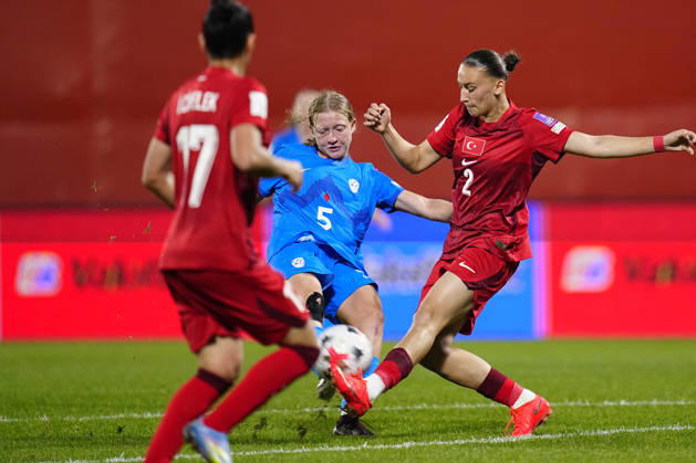 Turkiye v Slovenia - FIFA Women™s World Cup 2027 European Qualifiers Play-offs Round 1: First Leg ISTANBUL, TURKEY - OCTOBER 9: Naja Mihelic of Slovenia in action with Meryem Kucukbirinci of Turkiye during the FIFA Women s World Cup 2027 European Qualifiers Play-offs Round 1 First Leg between Turkiye and Slovenia at Pendik Stadyumu on October 9, 2026 in Istanbul, Turkey. Istanbul Pendik Stadyumu Turkey Copyright: xYagizxGurtug PSxImagesxYagizxGurtug PSxImagesx