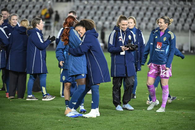 KAUNAS, LITAUEN 20261009 Sveriges Evelyn Ijeh och Felicia Schröder kramas om efter segern i fredagens fotbollsmatch, VM-playoff, mellan Litauen och Sverige pa Dariaus ir GirÃ no stadionas.