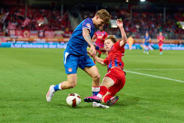 Zweikampf, Duell zwischen Paul Joly (1. FC Kaiserslautern, 26) und Michael Heule (1.FC Heidenheim, 27) GER, 1. FC Heidenheim 1846 vs. 1. FC Kaiserslautern, Fussball, 2. Bundesliga, 7. Spieltag, Spielzeit 2026 2027, 09.10.2026 DFL regulations prohibit any use of photographs as image sequences and or quasi-video. GER, 1. FC Heidenheim 1846 vs. 1. FC Kaiserslautern, Fussball, 2. Bundesliga, 7. Spieltag, Spielzeit 2026 2027, 09.10.2026 Heidenheim an der Brenz Copyright: xEibner-Pressefoto GeraldxOelze-dexStoppanyx EP_ODS