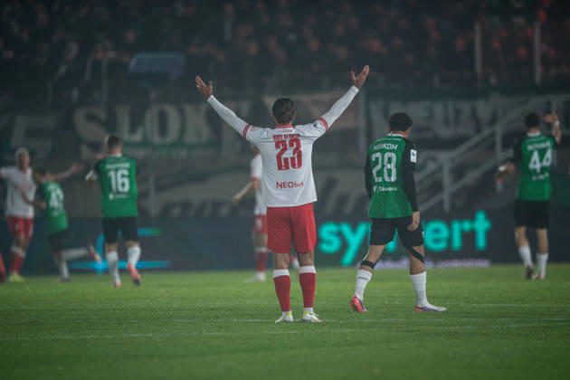 09.10.2026: 3. Liga, 8. Spieltag, SC Preußen Münster vs. Rot-Weiss Essen im LVM-Preußenstadion. Jose Enrique Rios Alonso (Essen) hebt die Hände hoch WICHTIGER HINWEIS: Gemäß den Vorgaben des DFB und der DFL ist es untersagt, in dem Stadion und oder vom Spiel angefertigte Fotoaufnahmen in Form von Sequenzbildern und oder videoähnlichen Fotostrecken zu verwerten bzw. verwerten zu lassen. Copyright: xJordyxFourgonx