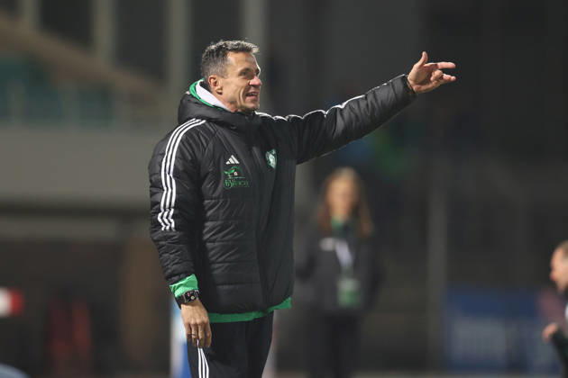 09.10.2026, Herren, Fussball, Saison 2026 2027, Regionalliga Bayern, 13. Spieltag: 1. FC Schweinfurt 1905 - SC Eltersdorf Bernd Eigner (Cheftrainer, SC Eltersdorf) gestikuliert, Arme, Hände, gibt Anweisungen Schweinfurt Sachs-Stadion Bayern Deutschland