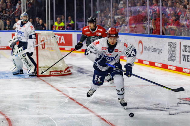 COLONGE, GERMANY - 9 OCTOBER 2026: Image shows Valk Curtis (Schwenninger Wild Wings, 14) during PENNY DEL 2026 27 Regular Season, Matchday 7: Kölner Haie vs Schwenninger Wild Wings at LANXESS arena on 9 10 2026 in Colonge, Germany. Germany Copyright: xFröhlichxPascalx