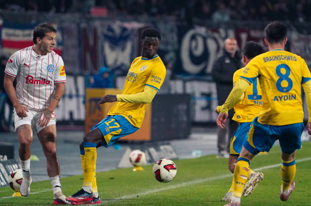 Deutschland: Fussball 2. Bundesliga 2026 2027, 7. Spieltag - Eintracht Braunschweig vs Holstein Kiel - Eintracht-Stadion (Braunschweig): Geste, Gestik, Emotion Aaron Opoku (Eintracht Braunschweig, 17) Copyright: xAymanxAlahmedx
