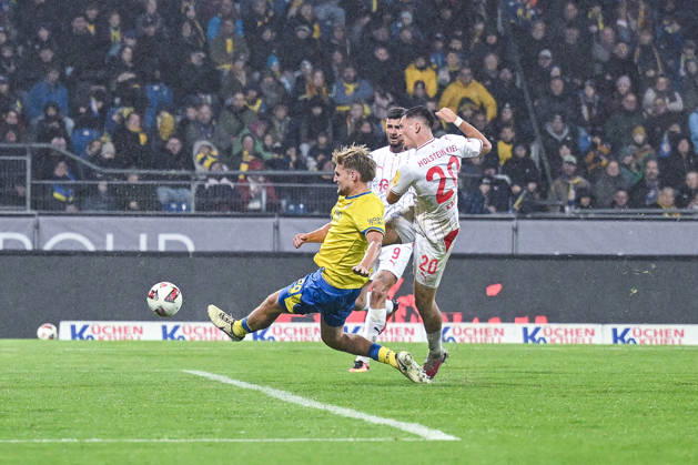 09.10.2026, Fussball, 2. Bundesliga, Eintracht Braunschweig - Holstein Kiel, Torchance Adrian Kapralik (Holstein Kiel), Lukas Frenkert (Eintracht Braunschweig) xRHR-FOTO DEx Copyright: TeresaxKroeger RHR-FOTOx RHR-FOTO DE
