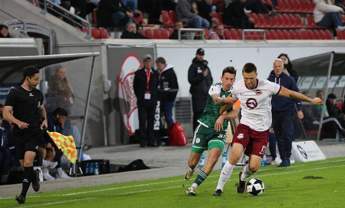 09.10.2026 xmgoodx Offenbach am Main, Plutos Stadion am Bieberer Berg Regionalliga Südwest Saison 2026 2027 Kickers Offenbach (OFC) - FC 08 Homburg Phillipp Steinhart (Hommburg) gegen Benedikt von Hagen (17, OFC)