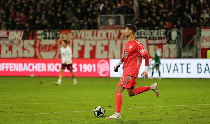 09.10.2026 xmgoodx Offenbach am Main, Plutos Stadion am Bieberer Berg Regionalliga Südwest Saison 2026 2027 Kickers Offenbach (OFC) - FC 08 Homburg Freisteller Torwart Jonas-Janko Weyand (Homburg)