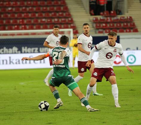 09.10.2026 xmgoodx Offenbach am Main, Plutos Stadion am Bieberer Berg Regionalliga Südwest Saison 2026 2027 Kickers Offenbach (OFC) - FC 08 Homburg Michael Heilig (Homburg) gegen Maximilian Schmid (9, OFC)