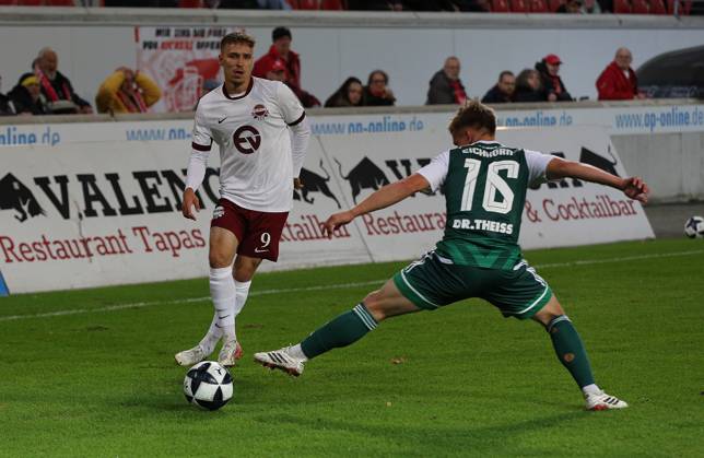 09.10.2026 xmgoodx Offenbach am Main, Plutos Stadion am Bieberer Berg Regionalliga Südwest Saison 2026 2027 Kickers Offenbach (OFC) - FC 08 Homburg Maximilian Schmid (9, OFC) gegen Jan-Erik Eichhorn (Homburg)