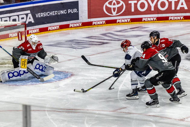 Robin Press (Koelner Haie, 94) und Jan Luca Sennhenn (Koelner Haie, 17) verteidigen vor dem Tor von Nico Wiens (Koelner Haie, 33) Koelner Haie vs. Schwenninger Wild Wings, Eishockey, Penny DEL, Spieltag 07, 2026 2027, 09.10.2026 Koelner Haie vs. Schwenninger Wild Wings, Eishockey, Penny DEL, Spieltag 07, 2026 2027, 09.10.2026 Koeln Copyright: xEibner-Pressefoto GerhardxWingenderx EP_GWR