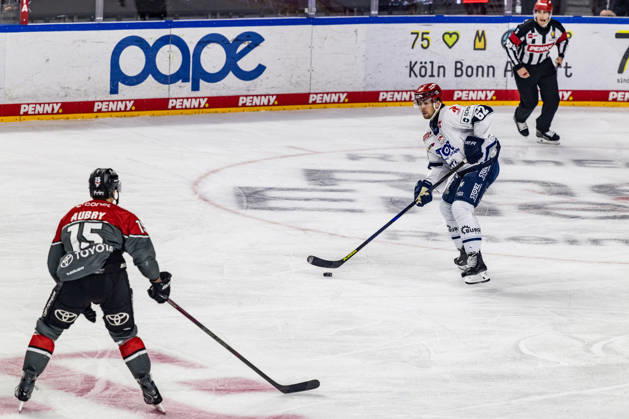 Thomas Schemitsch (Schwenninger Wild Wings, 62) vs Louis-Marc Aubry (Koelner Haie, 15) Koelner Haie vs. Schwenninger Wild Wings, Eishockey, Penny DEL, Spieltag 07, 2026 2027, 09.10.2026 Koelner Haie vs. Schwenninger Wild Wings, Eishockey, Penny DEL, Spieltag 07, 2026 2027, 09.10.2026 Koeln Copyright: xEibner-Pressefoto GerhardxWingenderx EP_GWR