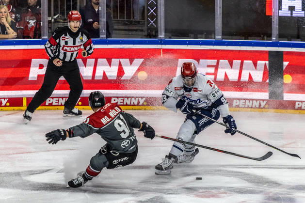 Sebastian Uvira (Schwenninger Wild Wings, 93) vs Moritz Mueller (Koelner Haie, 91) Koelner Haie vs. Schwenninger Wild Wings, Eishockey, Penny DEL, Spieltag 07, 2026 2027, 09.10.2026 Koelner Haie vs. Schwenninger Wild Wings, Eishockey, Penny DEL, Spieltag 07, 2026 2027, 09.10.2026 Koeln Copyright: xEibner-Pressefoto GerhardxWingenderx EP_GWR