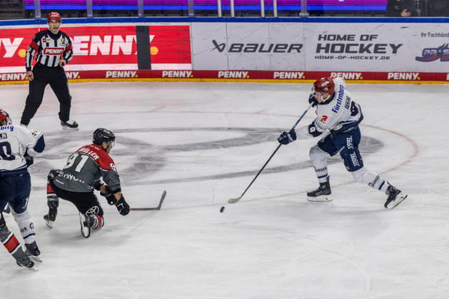 Philip Feist (Schwenninger Wild Wings, 09) vs Moritz Mueller (Koelner Haie, 91) Koelner Haie vs. Schwenninger Wild Wings, Eishockey, Penny DEL, Spieltag 07, 2026 2027, 09.10.2026 Koelner Haie vs. Schwenninger Wild Wings, Eishockey, Penny DEL, Spieltag 07, 2026 2027, 09.10.2026 Koeln Copyright: xEibner-Pressefoto GerhardxWingenderx EP_GWR