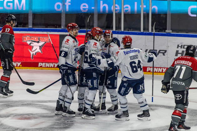Boaz Bassen (Schwenninger Wild Wings, 64), Alexander Peters (Schwenninger Wild Wings, 06), bejubelt mit Curtis Valk (Schwenninger Wild Wings, 14) sein Tor zum 0:1 Koelner Haie vs. Schwenninger Wild Wings, Eishockey, Penny DEL, Spieltag 07, 2026 2027, 09.10.2026 Koelner Haie vs. Schwenninger Wild Wings, Eishockey, Penny DEL, Spieltag 07, 2026 2027, 09.10.2026 Koeln Copyright: xEibner-Pressefoto GerhardxWingenderx EP_GWR