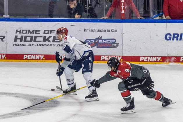 William Weber (Schwenninger Wild Wings, 78) vs Maximilian Kammerer (Koelner Haie, 09) Koelner Haie vs. Schwenninger Wild Wings, Eishockey, Penny DEL, Spieltag 07, 2026 2027, 09.10.2026 Koelner Haie vs. Schwenninger Wild Wings, Eishockey, Penny DEL, Spieltag 07, 2026 2027, 09.10.2026 Koeln Copyright: xEibner-Pressefoto GerhardxWingenderx EP_GWR