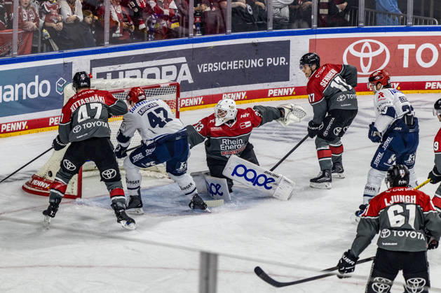 Alexander Karachun (Schwenninger Wild Wings, 47) vs Veli-Matti Vittasmaki (Koelner Haie, 47), Nico Wiens (Koelner Haie, 33), Jan Luca Sennhenn (Koelner Haie, 17), Reed Lebster (Schwenninger Wild Wings, 23) Koelner Haie vs. Schwenninger Wild Wings, Eishockey, Penny DEL, Spieltag 07, 2026 2027, 09.10.2026 Koelner Haie vs. Schwenninger Wild Wings, Eishockey, Penny DEL, Spieltag 07, 2026 2027, 09.10.2026 Koeln Copyright: xEibner-Pressefoto GerhardxWingenderx EP_GWR