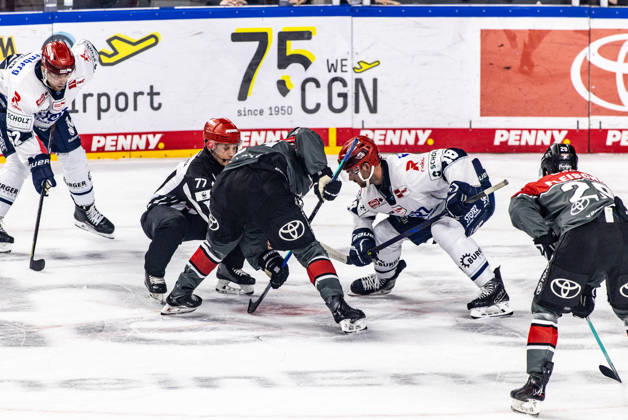 Eric Cornel (Schwenninger Wild Wings, 18) beim Bully Thomas Schemitsch (Schwenninger Wild Wings, 62), Tim Fleischer (Koelner Haie, 29) Koelner Haie vs. Schwenninger Wild Wings, Eishockey, Penny DEL, Spieltag 07, 2026 2027, 09.10.2026 Koelner Haie vs. Schwenninger Wild Wings, Eishockey, Penny DEL, Spieltag 07, 2026 2027, 09.10.2026 Koeln Copyright: xEibner-Pressefoto GerhardxWingenderx EP_GWR