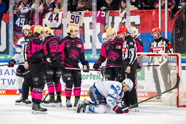 09.10.2026 - Eishockey - Saison 2026 2027 - Penny DEL - Nürnberg Ice Tigers Icetigers - Adler Mannheim - ThHa - xthxhax - Maximilian Merkl (18, Nürnberg Ice Tigers, NIT ) John Gilmour (7, Adler Mannheim )