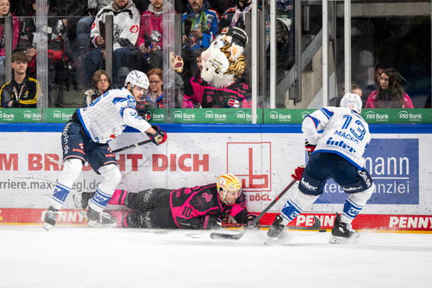 09.10.2026 - Eishockey - Saison 2026 2027 - Penny DEL - Nürnberg Ice Tigers Icetigers - Adler Mannheim - ThHa - xthxhax - Maximilian Heim (86, Adler Mannheim ) Evan Barratt (10, Nürnberg Ice Tigers, NIT ) Brooks Macek (13, Adler Mannheim )