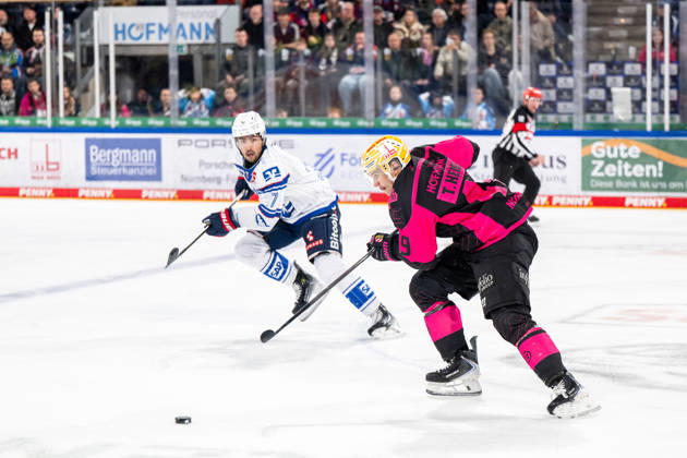 09.10.2026 - Eishockey - Saison 2026 2027 - Penny DEL - Nürnberg Ice Tigers Icetigers - Adler Mannheim - ThHa - xthxhax - Thomas Heigl (49, Nürnberg Ice Tigers, NIT ) John Gilmour (7, Adler Mannheim )
