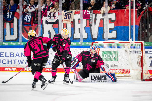 09.10.2026 - Eishockey - Saison 2026 2027 - Penny DEL - Nürnberg Ice Tigers Icetigers - Adler Mannheim - ThHa - xthxhax - Tyler Spezia (37, Nürnberg Ice Tigers, NIT ) Marcus Weber (24, Nürnberg Ice Tigers, NIT ) Niklas Treutle (31, Nürnberg Ice Tigers, NIT )