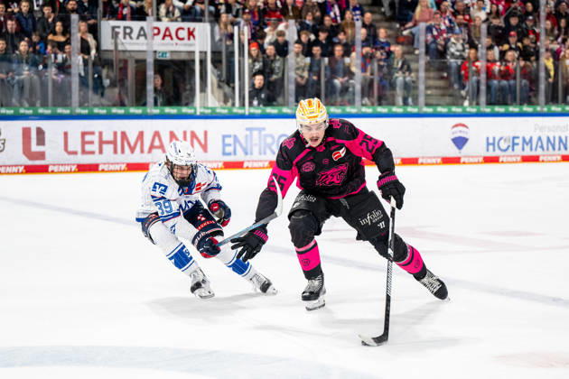 09.10.2026 - Eishockey - Saison 2026 2027 - Penny DEL - Nürnberg Ice Tigers Icetigers - Adler Mannheim - ThHa - xthxhax - William Dufour (25, Nürnberg Ice Tigers, NIT ) Max Calce (39, Adler Mannheim )