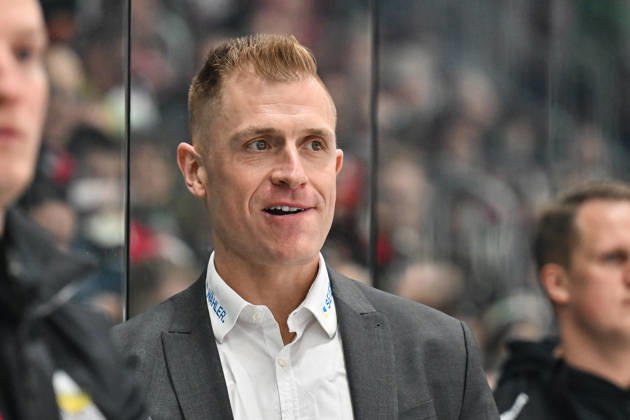 Penny DEL; Augsburger Panther - Fischtown Pinguins, 09.10.2026 aUGSBURG, GERMANY; 09. OCTOBER: im Bild Alexander SULZER Headcoach Fischtwon Pinguins während dem Match der Penny DEL zwischen den Augsburger Panthern und den Fischtown Pinguins am 7. Spieltag im Curt Frenzel Stadion Copyright: xBEAUTIFULxSPORTS Goldbergx