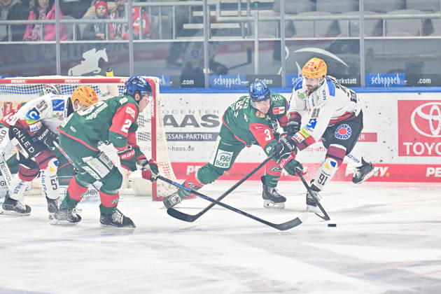 Penny DEL; Augsburger Panther - Fischtown Pinguins, 09.10.2026 aUGSBURG, GERMANY; 09. OCTOBER: im Duell Alec McCREA (Augsburger Panther 3) und Miha VERLIC (Fischtown Pinguins 91) während dem Match der Penny DEL zwischen den Augsburger Panthern und den Fischtown Pinguins am 7. Spieltag im Curt Frenzel Stadion Copyright: xBEAUTIFULxSPORTS Goldbergx