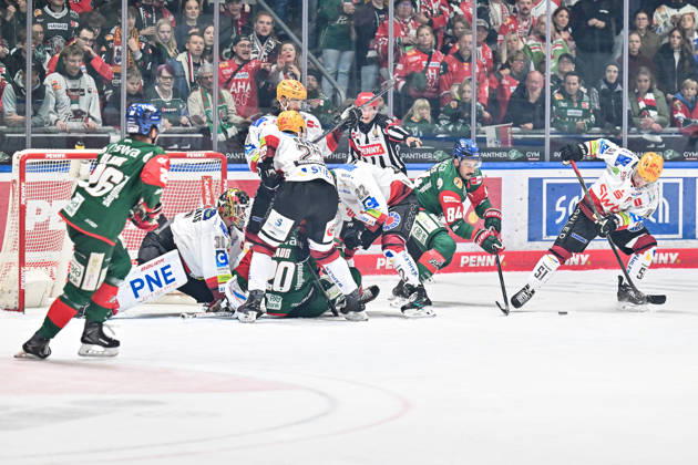 Penny DEL; Augsburger Panther - Fischtown Pinguins, 09.10.2026 aUGSBURG, GERMANY; 09. OCTOBER: Andy MIELE (Fischtown Pinguins 51) kann in letzter Sekunde vor Trevor PARKES (Augsburger Panther 84) klären während dem Match der Penny DEL zwischen den Augsburger Panthern und den Fischtown Pinguins am 7. Spieltag im Curt Frenzel Stadion Copyright: xBEAUTIFULxSPORTS Goldbergx
